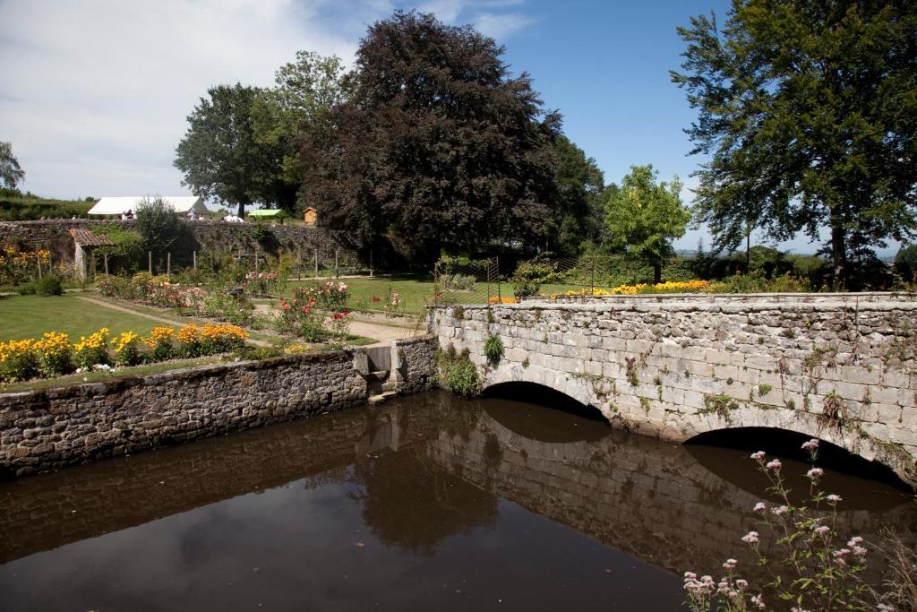 Chateau Des Martinanches Bed & Breakfast Saint-Dier-d'Auvergne Exterior photo